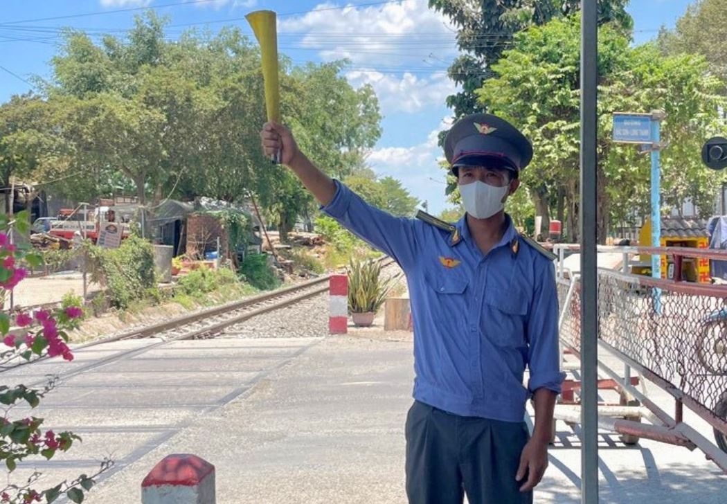 Nguoi gac tau ke lai 4 giay cuu nguoi dan ong dinh tu tu hinh anh