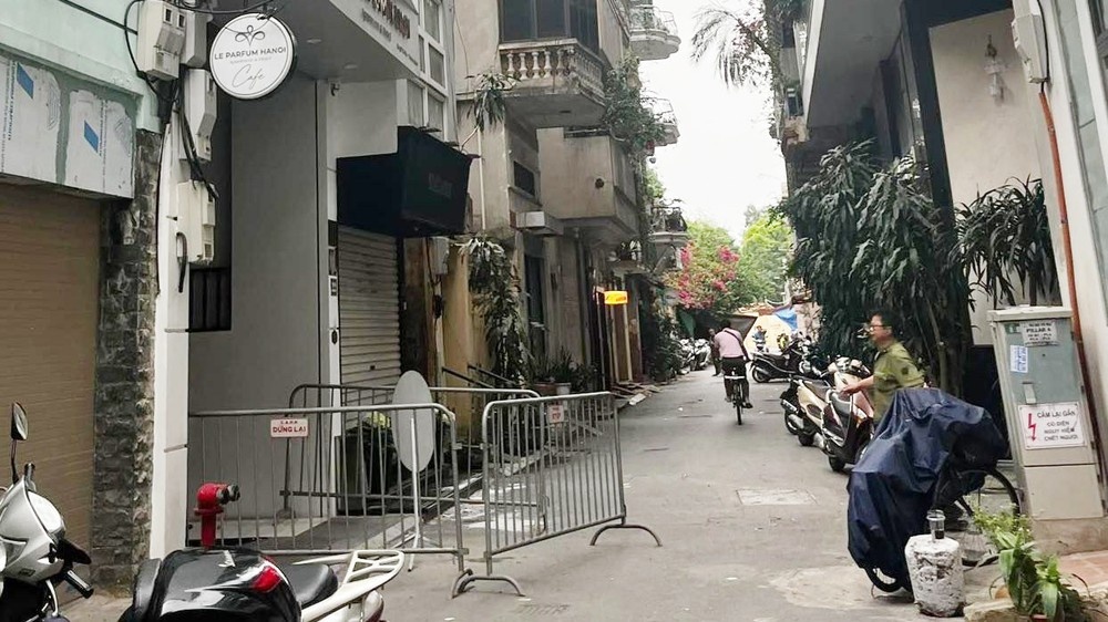 Sap mai kinh nha cao tang o pho co Ha Noi, hai nguoi chet hinh anh
