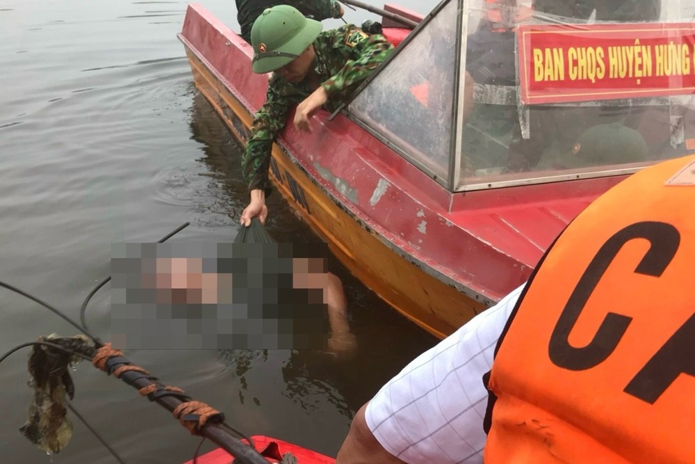 Lat thuyen cau luc rang sang, nguoi dan ong o Nghe An tu vong hinh anh