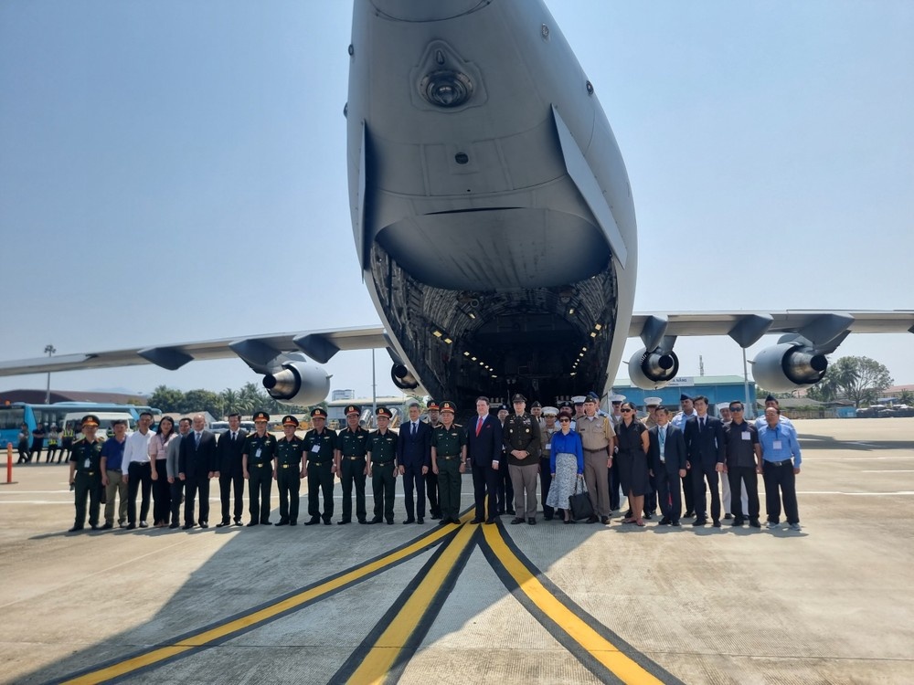 Hai cot linh My anh 2