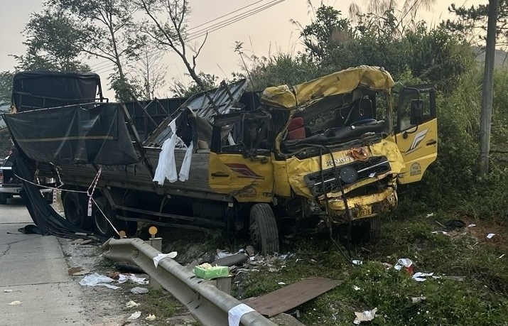 Xe tai lao xuong cong nuoc deo Lo Xo, hai nguoi tu vong hinh anh