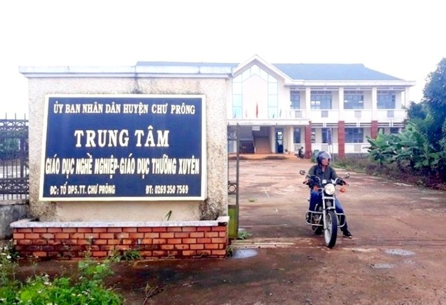 Giam doc trung tam giao duc thuong xuyen bi khoi to hinh anh
