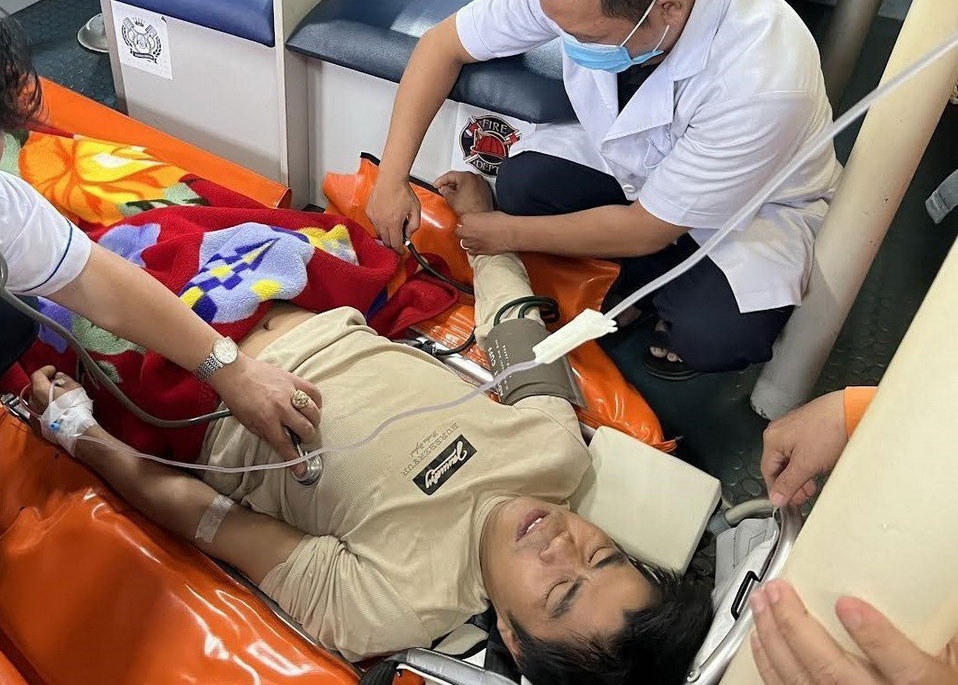 Kip thoi cuu nan, dua thuyen vien nguy kich ve bo dieu tri hinh anh