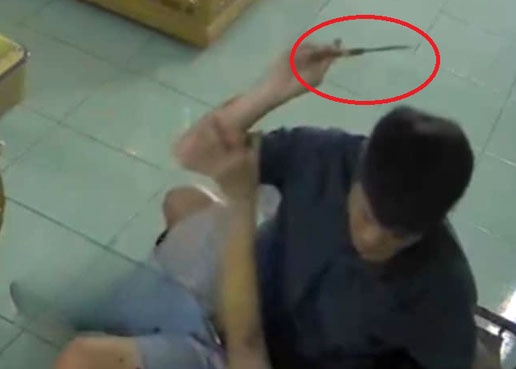 Ten cuop xong vao tiem game dam nhan vien quan ly, lay vi tien hinh anh