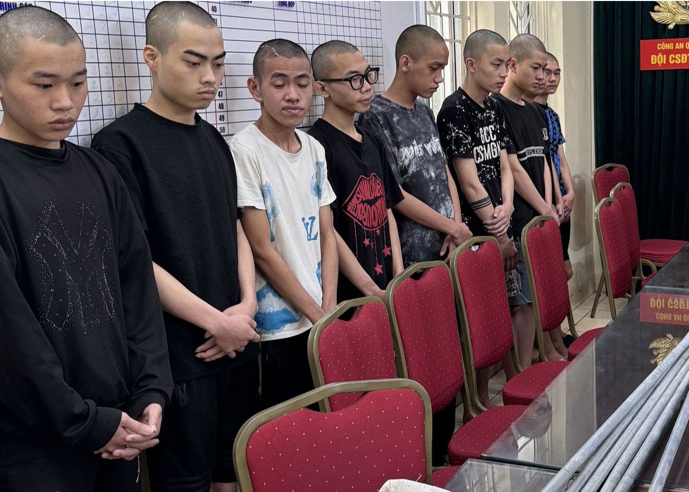 Hon chien trong dem o Ha Noi, 6 thanh nien bi khoi to hinh anh