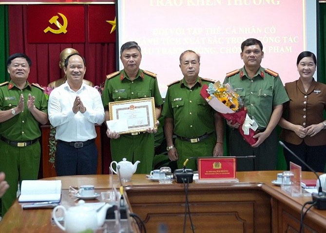 Thuong don vi pha vu an 2 be gai bi bat coc o pho di bo Nguyen Hue hinh anh