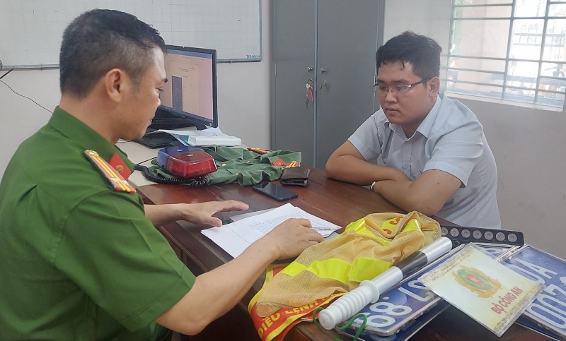 Gan 'bien so 80A' roi gia lam can bo kiem tra Dieu lenh CAND hinh anh
