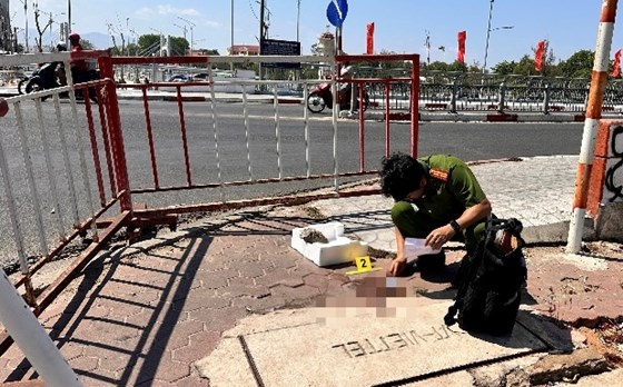 Dang nam vong cung ban gai o cong vien thi bi dam tu vong hinh anh