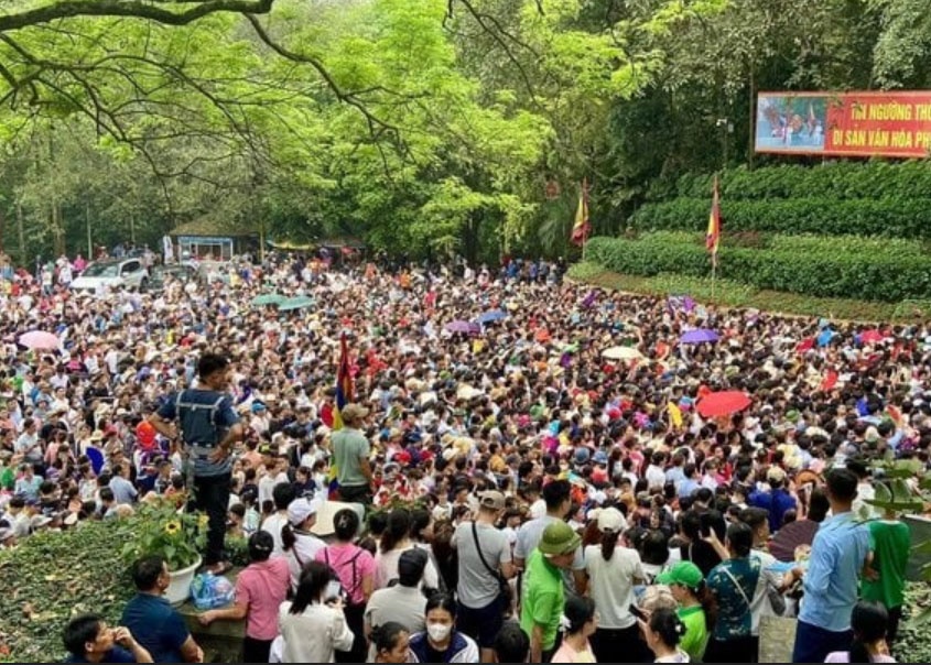 Du khach do ve Den Hung dang huong truoc ngay Gio To hinh anh