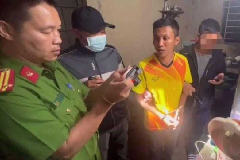 Bat thanh nien cuop xe may, tren duong tron chay giat dien thoai hinh anh