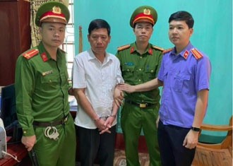 Bat chu tich UBND thi tran o Bac Giang cung ke toan hinh anh
