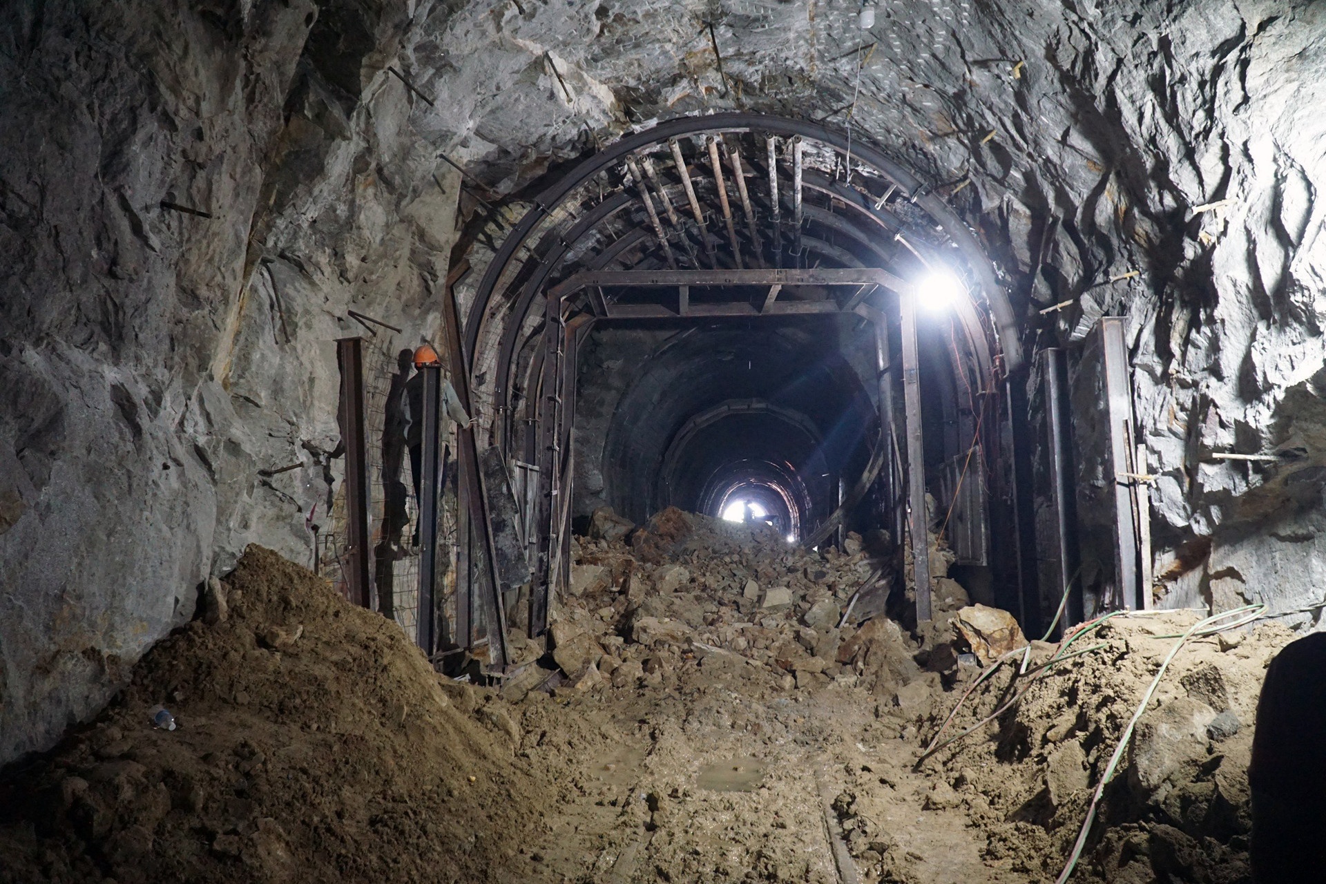 Duong sat Bac-Nam qua ham Bai Gio te liet, khoan nui de va vet sat lo hinh anh