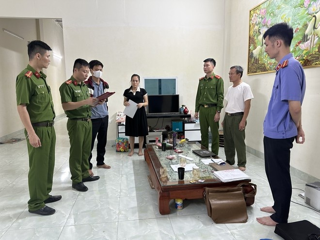 Giam doc va cuu giam doc Cong ty xay dung vat lieu Phu Xuyen tron thue hinh anh
