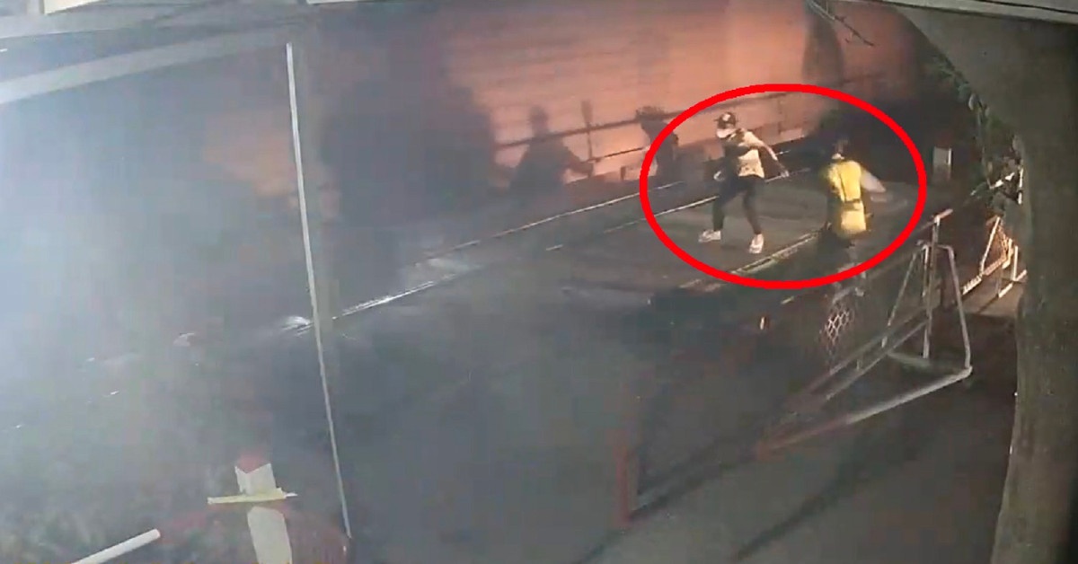 Khoanh khac nhan vien gac chan cuu thanh nien lao dau vao doan tau hinh anh