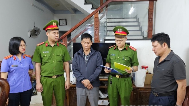 Giam doc trung tam sat hach lai xe tham gia duong day lam giay to gia hinh anh