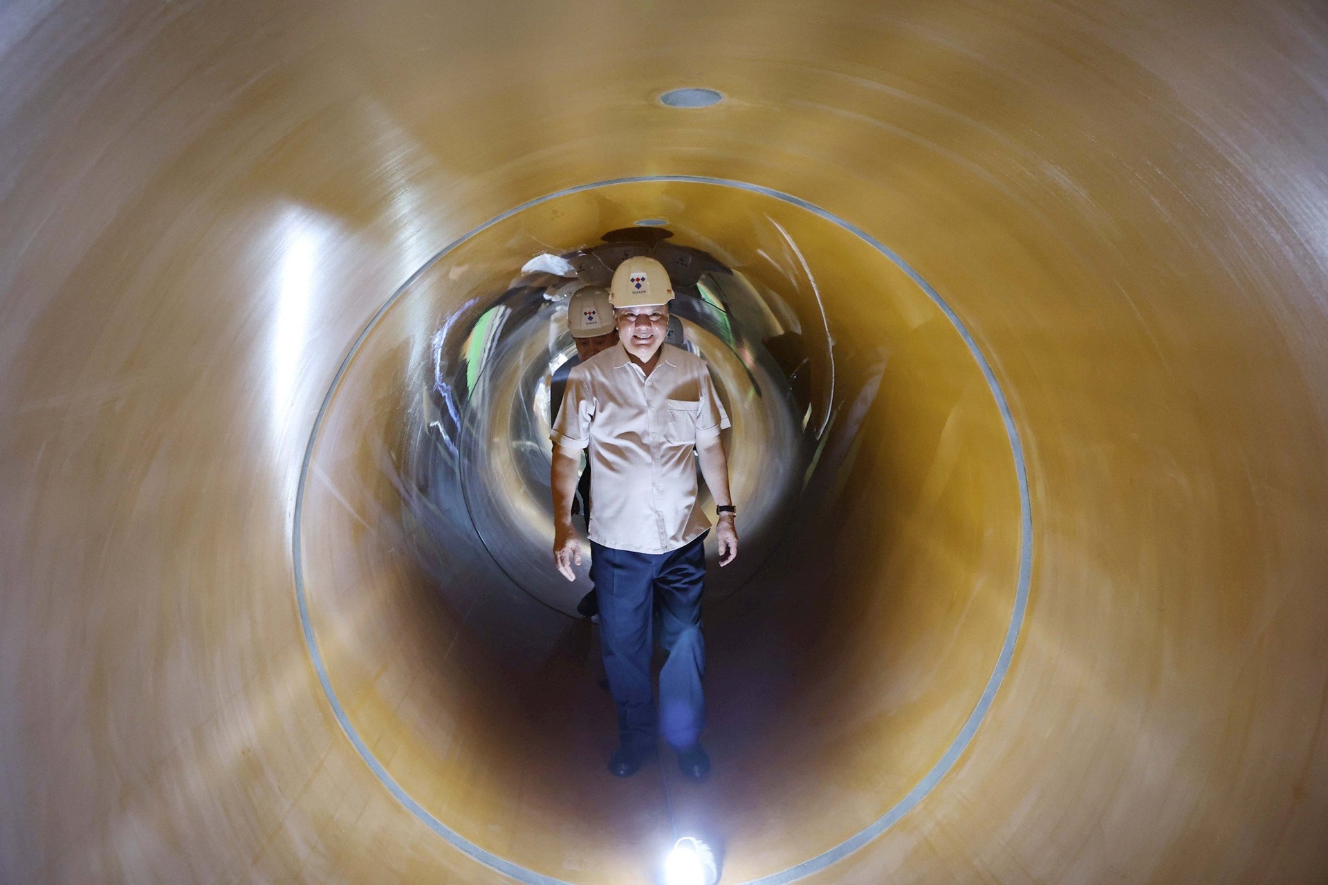 Bi thu Ha Noi kiem tra cong ngam gom nuoc thai song To Lich hinh anh