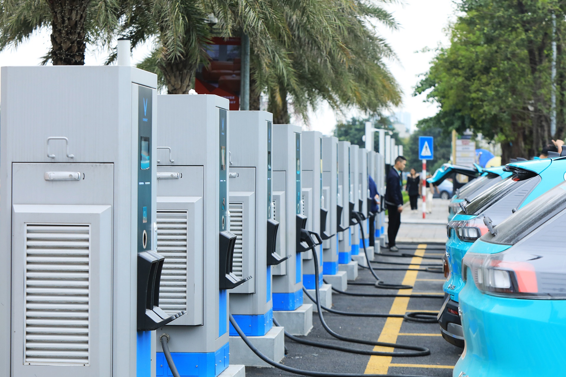 Bo GTVT quy dinh phai co tru sac cho oto dien o tram dung nghi hinh anh