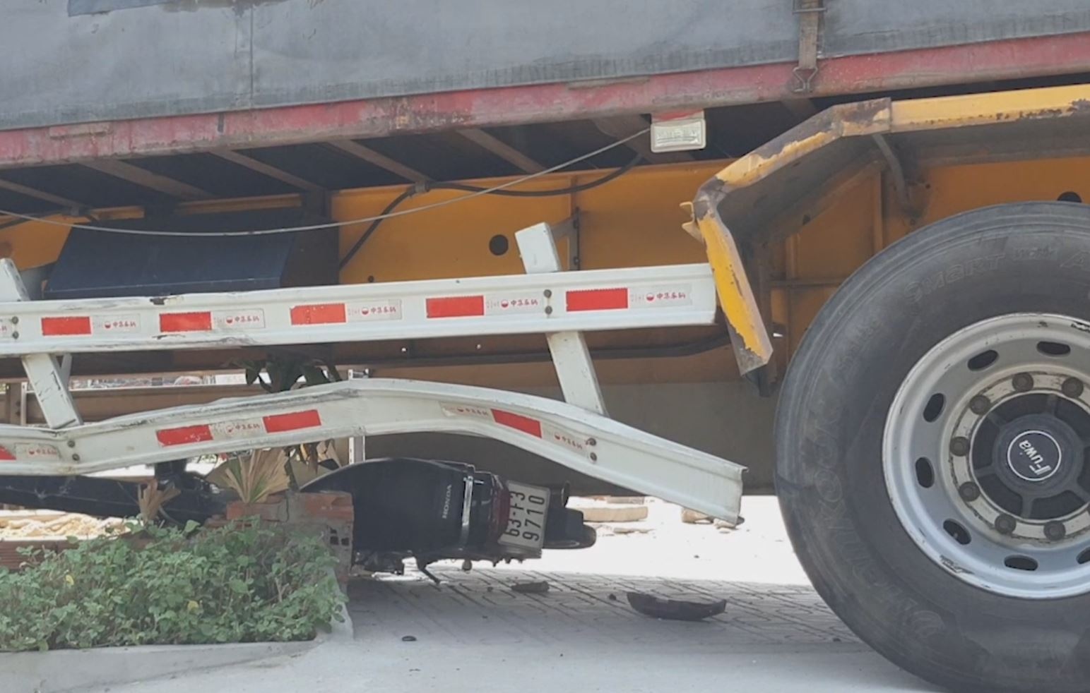 Hien truong xe container cuon xe may vao gam o Cu Chi hinh anh