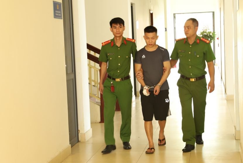 Loi khai cua ke dung bua dap vo kinh, cuop tiem vang o Ha Tinh hinh anh