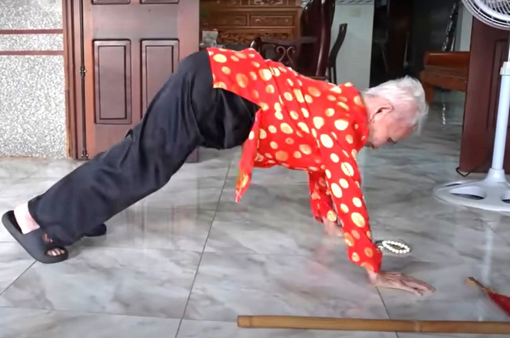 Cu ba 102 tuoi van ‘hit dat’ hang ngay, di xe may hang chuc cay so hinh anh