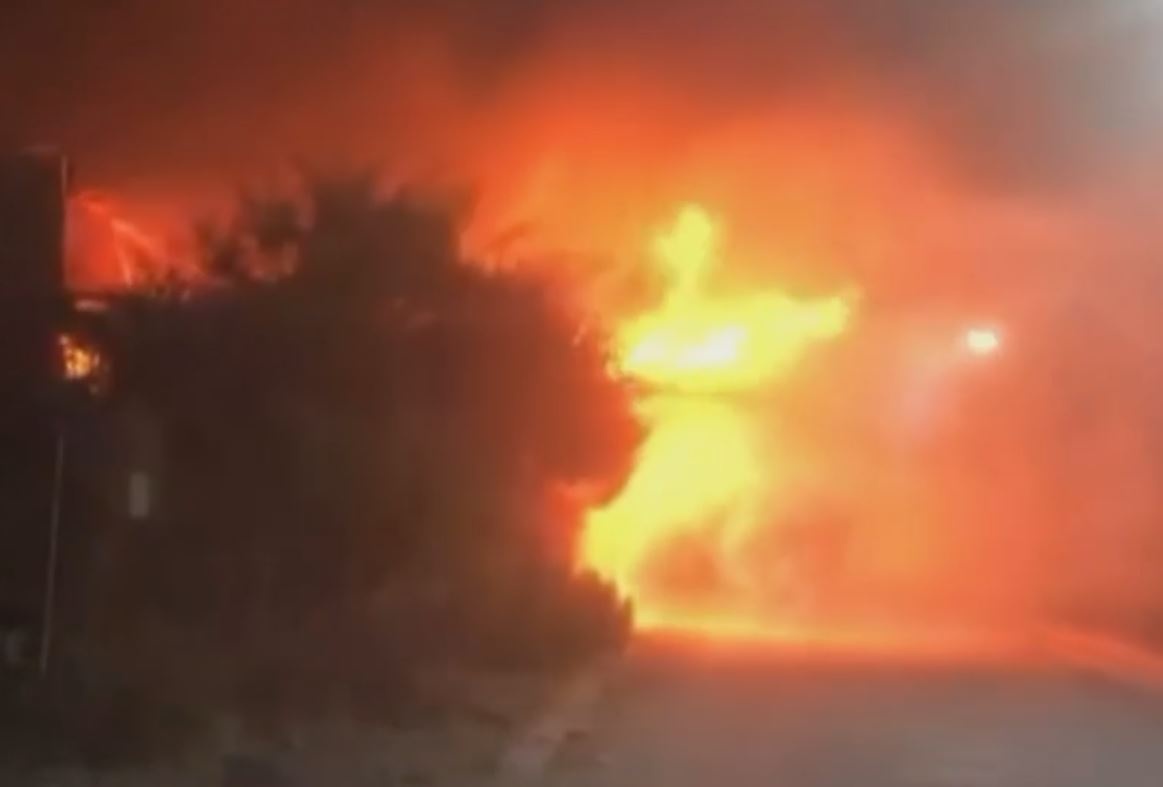 Hien truong vu chay xuong go rong 300m2 o TP.HCM hinh anh