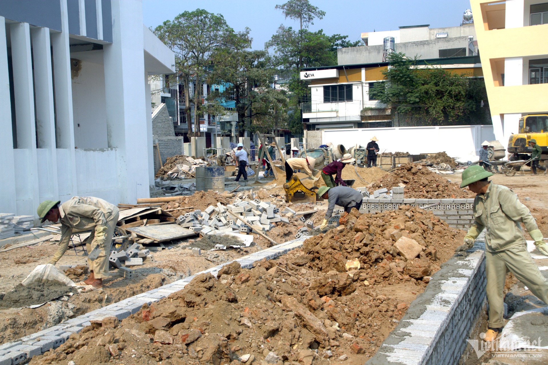 Loat du an 'chay dua' tien do dip 7/5 o TP Dien Bien Phu hinh anh