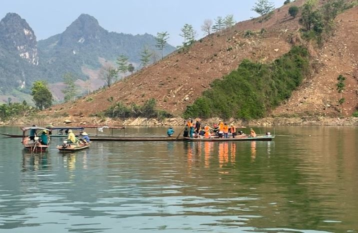 Hai nguoi mat tich vi loc xoay lam lat thuyen hinh anh