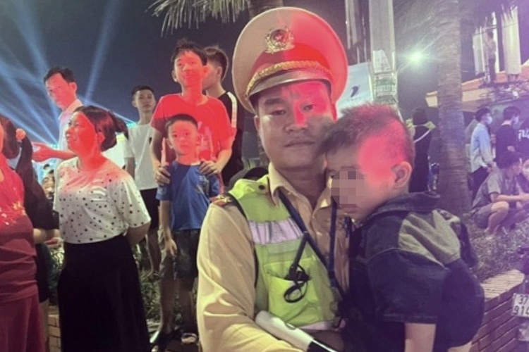 Cong an giup nhieu gia dinh tim thay con bi lac o Cua Lo hinh anh