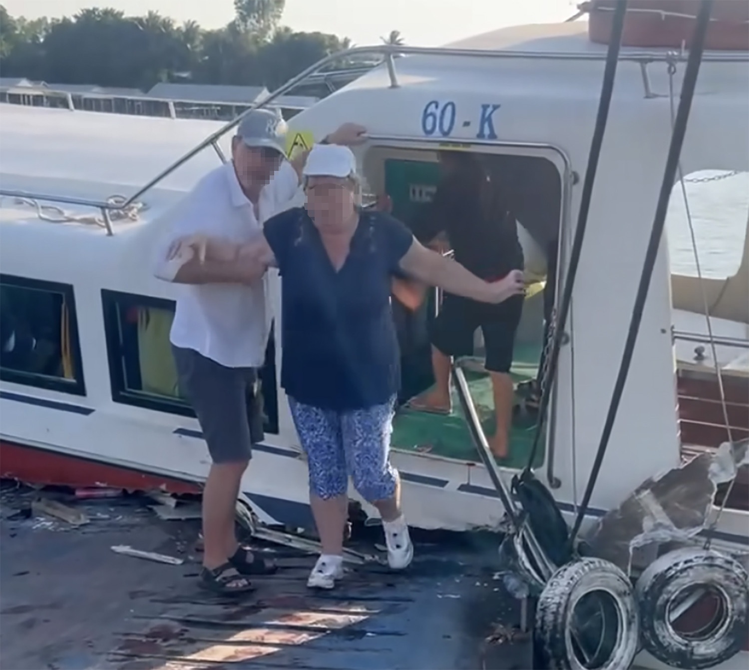 Tau 42 khach song Tien anh 1