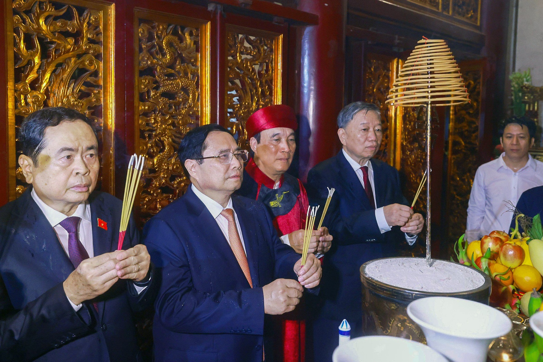 Thu tuong Pham Minh Chinh dang huong Gio To Hung Vuong hinh anh