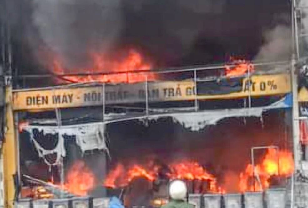 Hien truong vu chay sieu thi dien may o Son La hinh anh