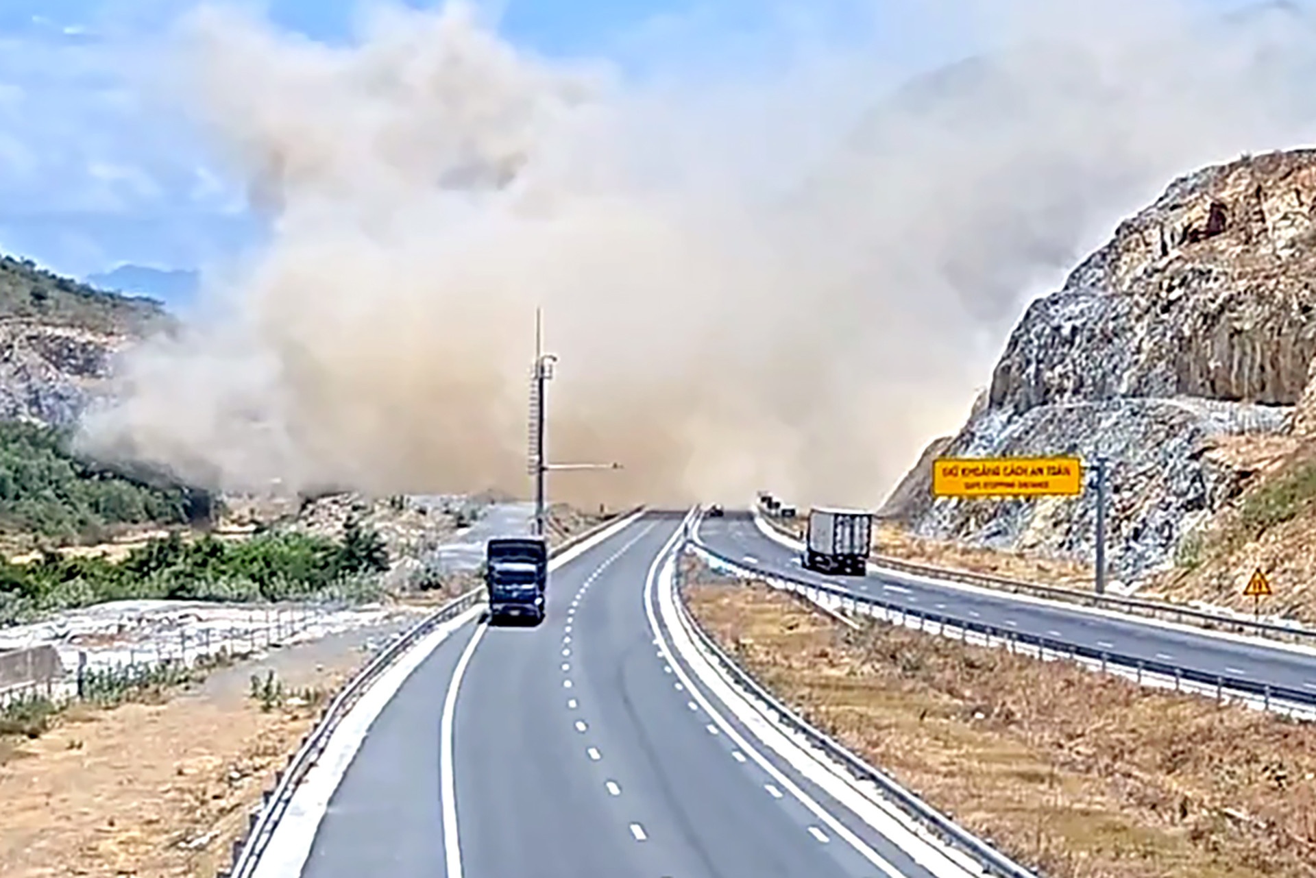 Mo da no min, bui mu mit tren cao toc Nha Trang - Cam Lam hinh anh