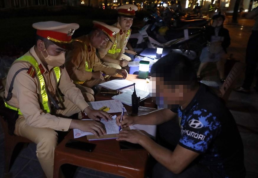 Uong coc bia giai nhiet, nam tai xe bi phat nua thang luong hinh anh