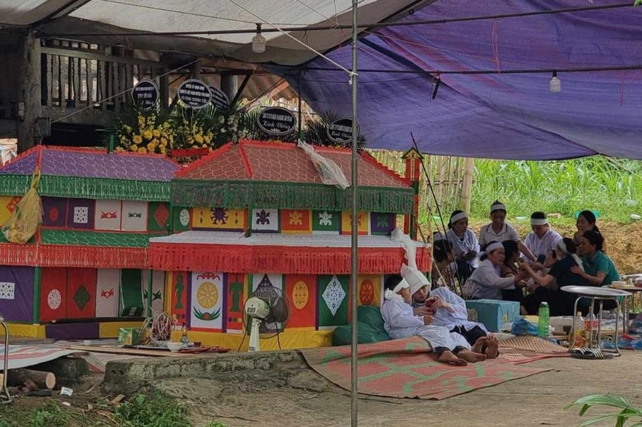 Me gia cung luc mat hai con trai trong vu tai nan o Yen Bai hinh anh