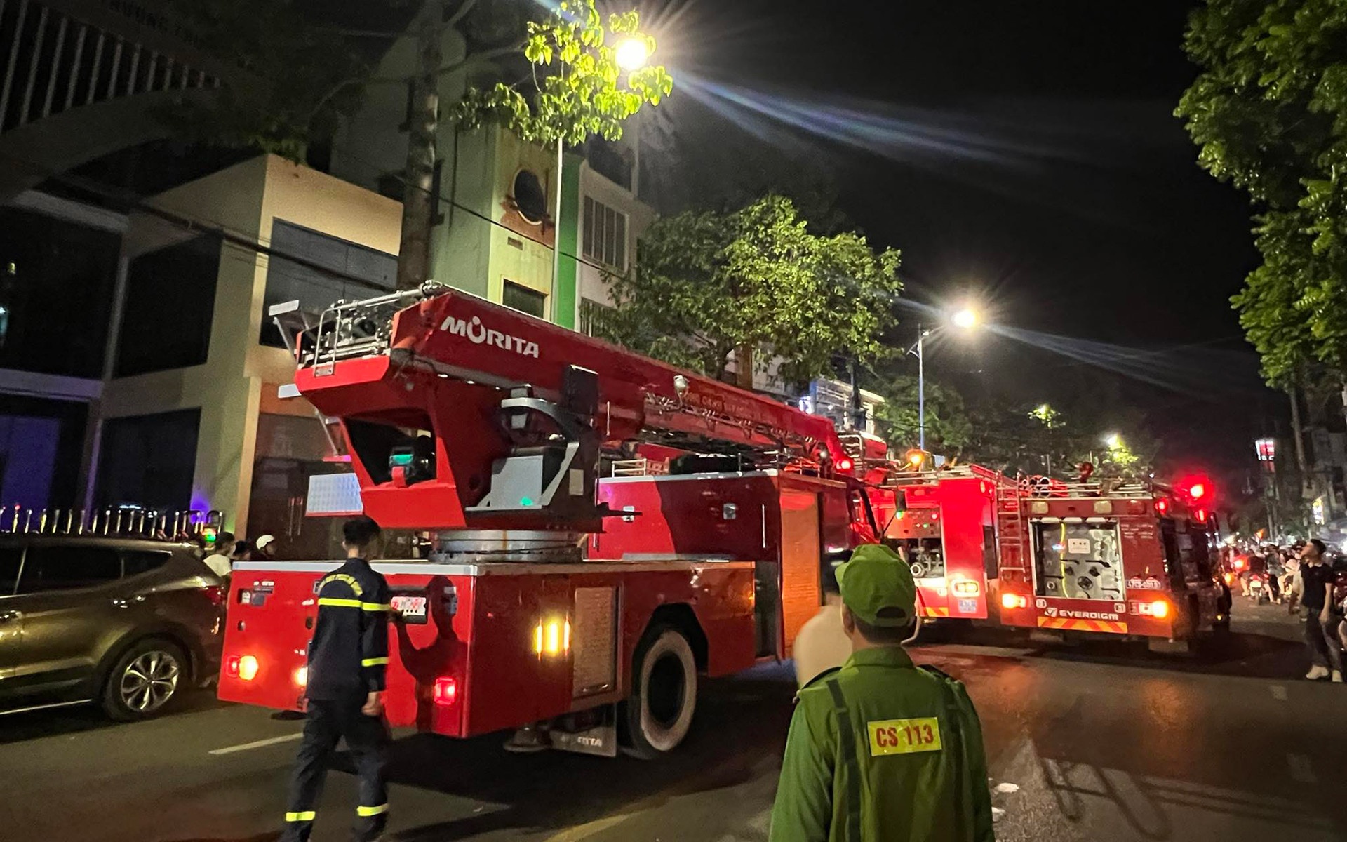 Giai cuu vo chong ket trong can nha khoa trai cua bi chay hinh anh