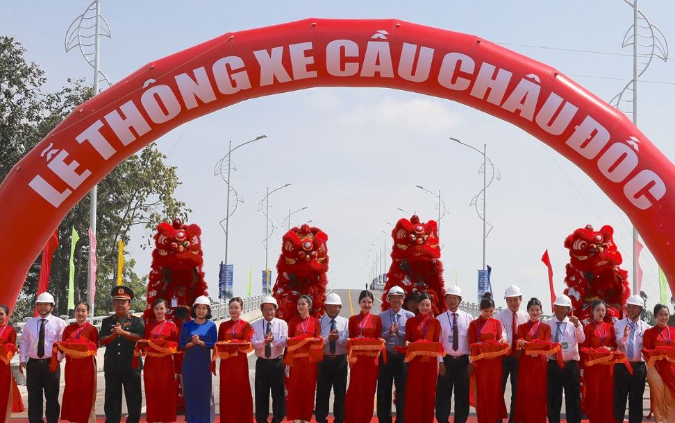 Thong xe cay cau thu 3 bac qua song Hau hinh anh