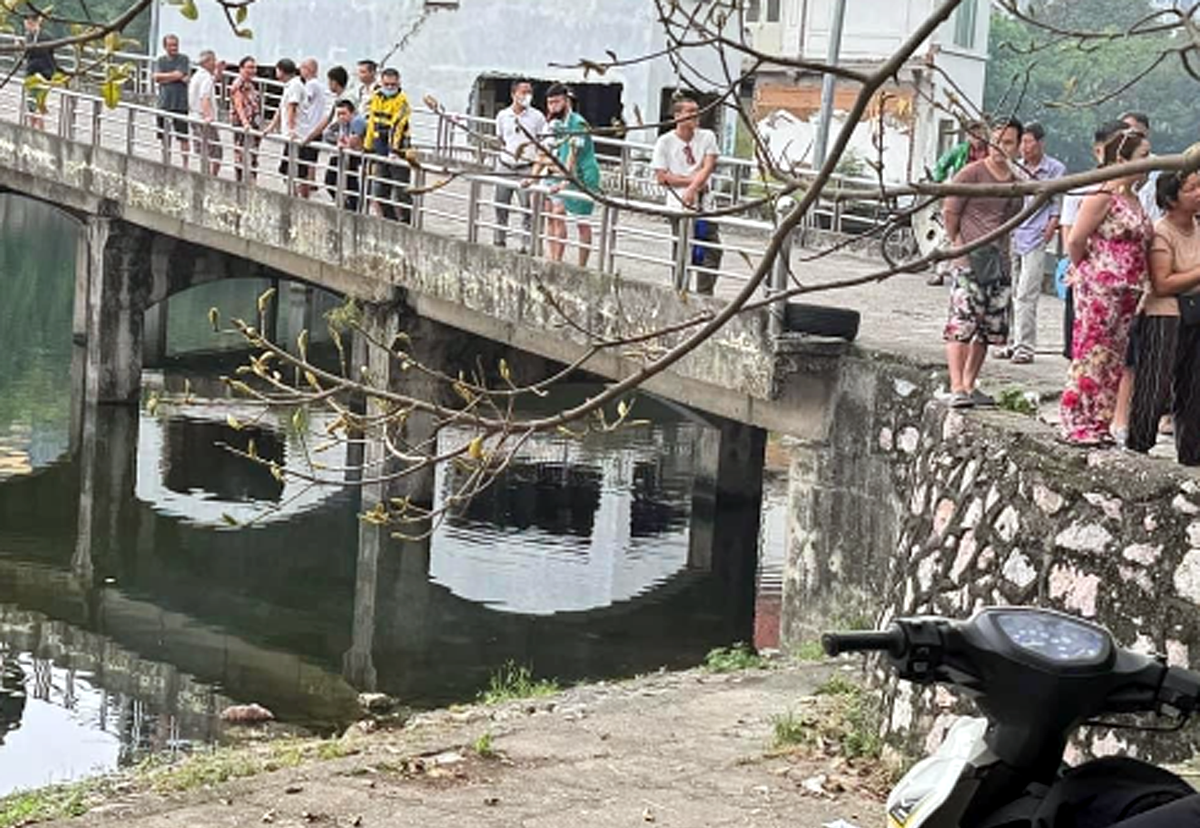 Co gai tu vong duoi ho nuoc Cong vien Tuoi tre Thu do hinh anh