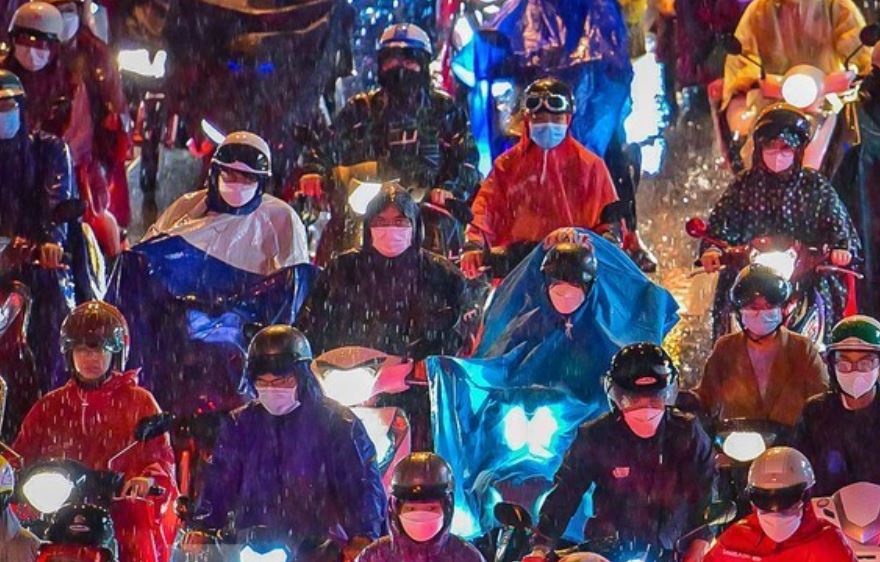 TP.HCM don mua giai nhiet trong ky nghi le 30/4 hinh anh