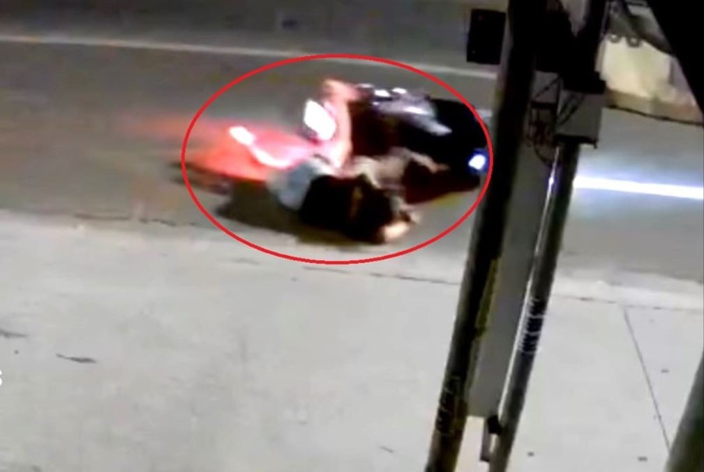 Nguoi phu nu va con nho nga nhao sau khi bi cuop giat tui xach hinh anh