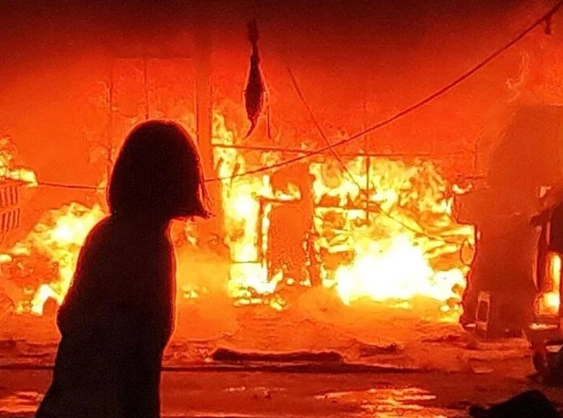 Ngoi nha o Ha Noi chay ngun ngut trong mua lon hinh anh