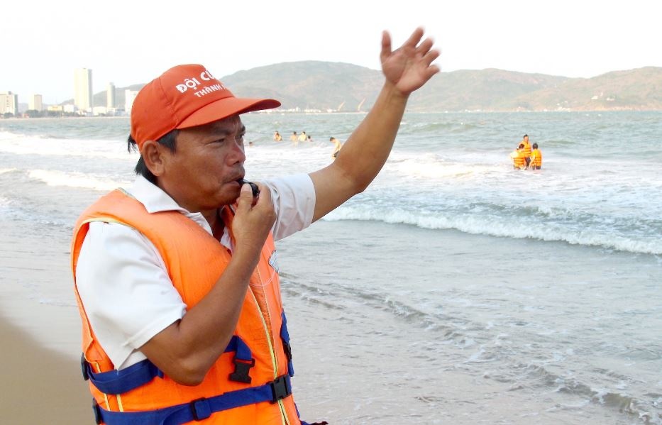 Nhung nguoi gianh giat sinh menh tu ‘ha ba’ o bien Quy Nhon hinh anh