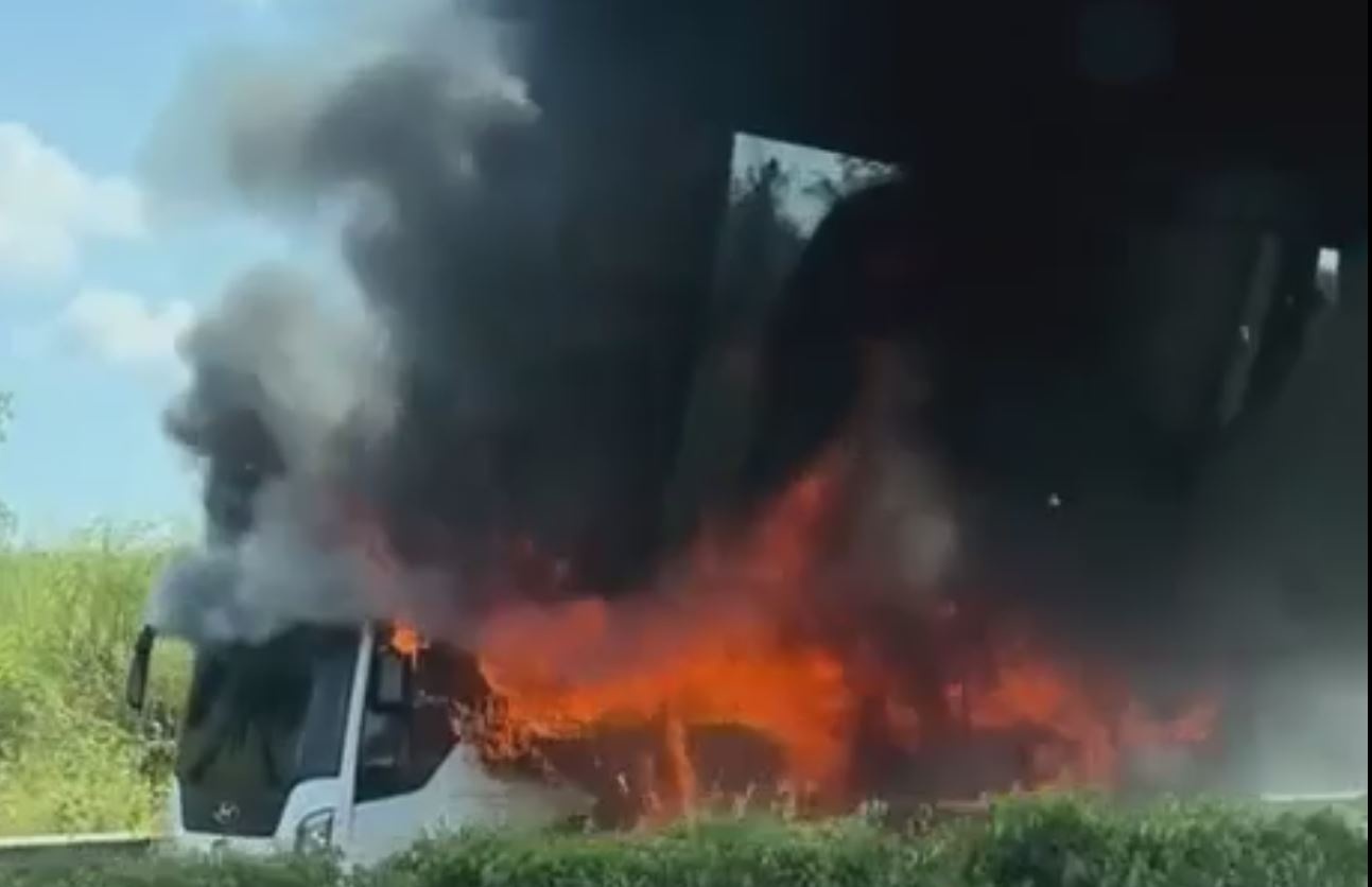 Xe khach bung chay o cao toc TP.HCM - Long Thanh - Dau Giay hinh anh