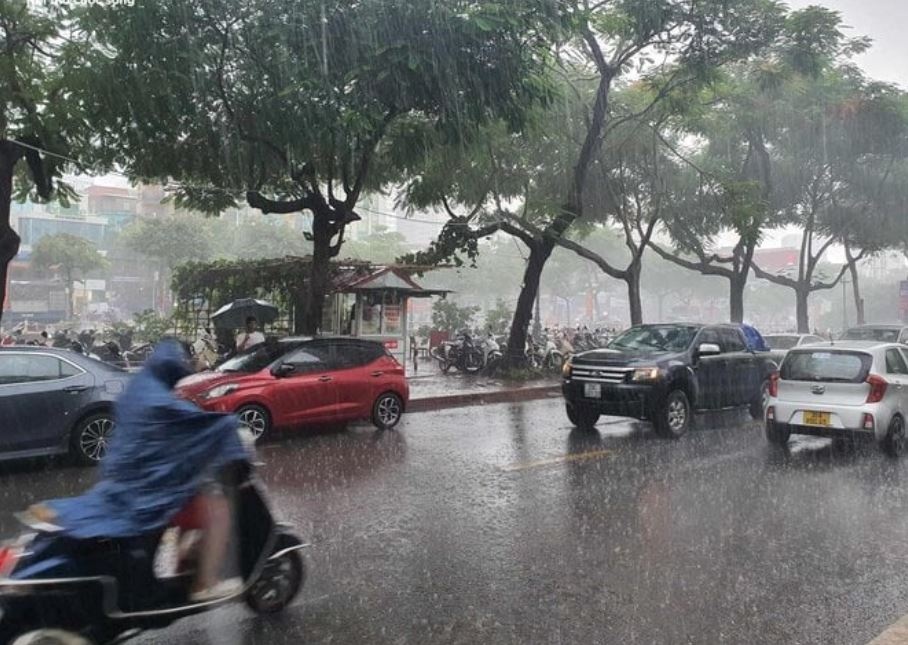 Canh bao dong loc, mua da cuc bo o Ha Noi hinh anh