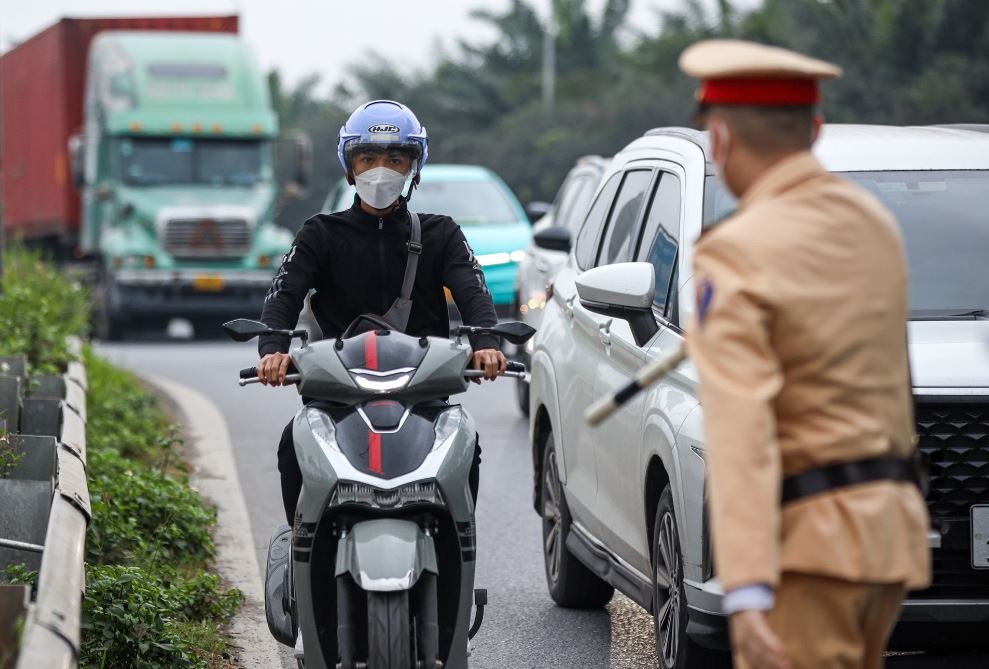 Muc phat loi vuot den do, den vang voi o to, xe may hinh anh