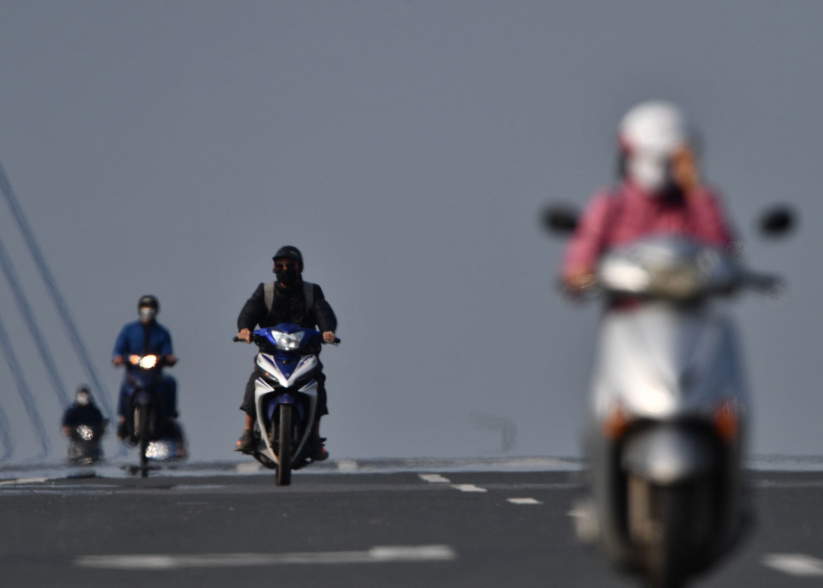 Mien Bac va Trung Bo nang nong, nguy co giong gio manh khi giao mua hinh anh