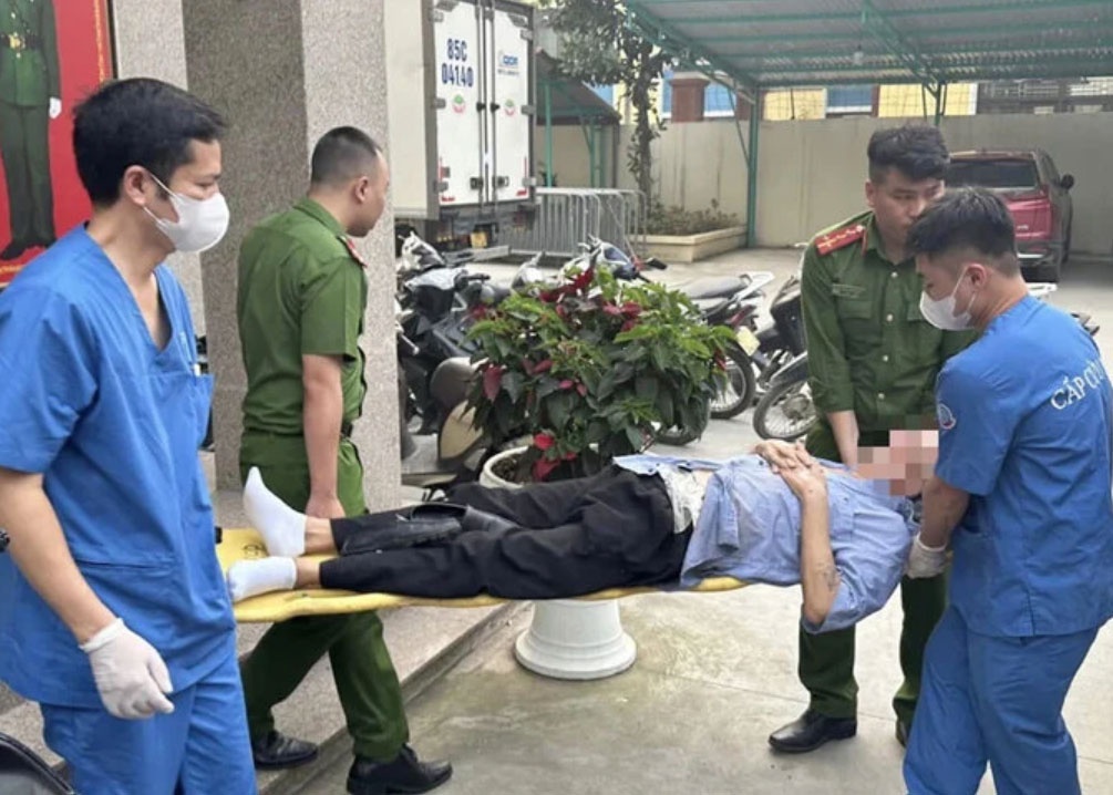 Kip thoi ngan cu ong 78 tuoi o Ha Noi len cau Nhat Tan tu tu hinh anh