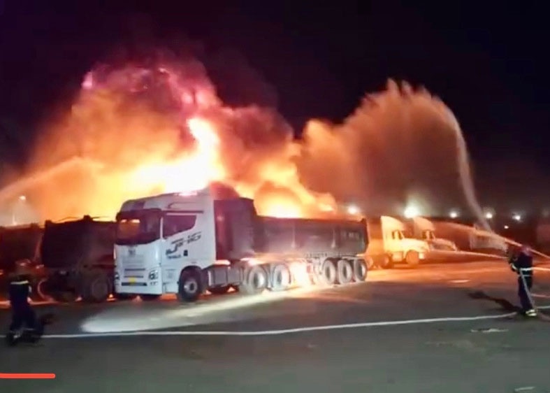 Bai do xe o Quy Nhon boc chay du doi, cot khoi cao hang chuc met hinh anh