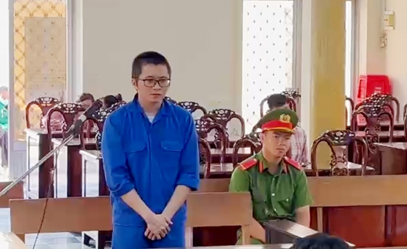 Nhan vien ngan hang lua dao lay tien danh bac, linh an 15 nam tu hinh anh