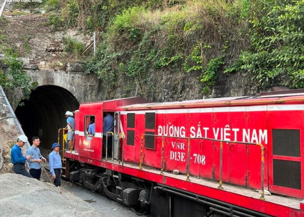 Thong ham duong sat Bai Gio sau hon 9 ngay bi sat lo hinh anh