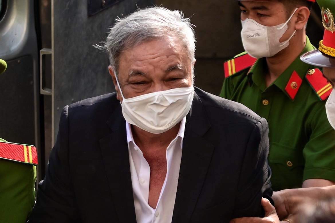 Ong Tran Qui Thanh cung 2 con gai hau toa hinh anh